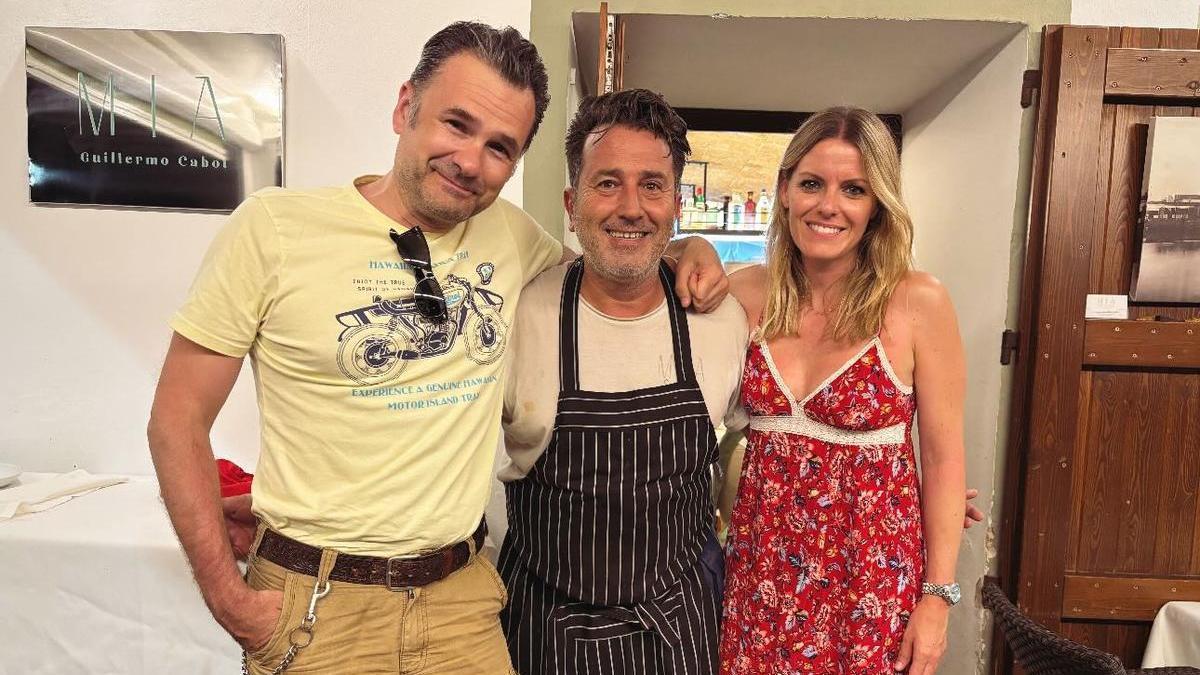 Iñaki López y Andrea Ropero junto al chef Guillermo Cabot en el restaurante Mía