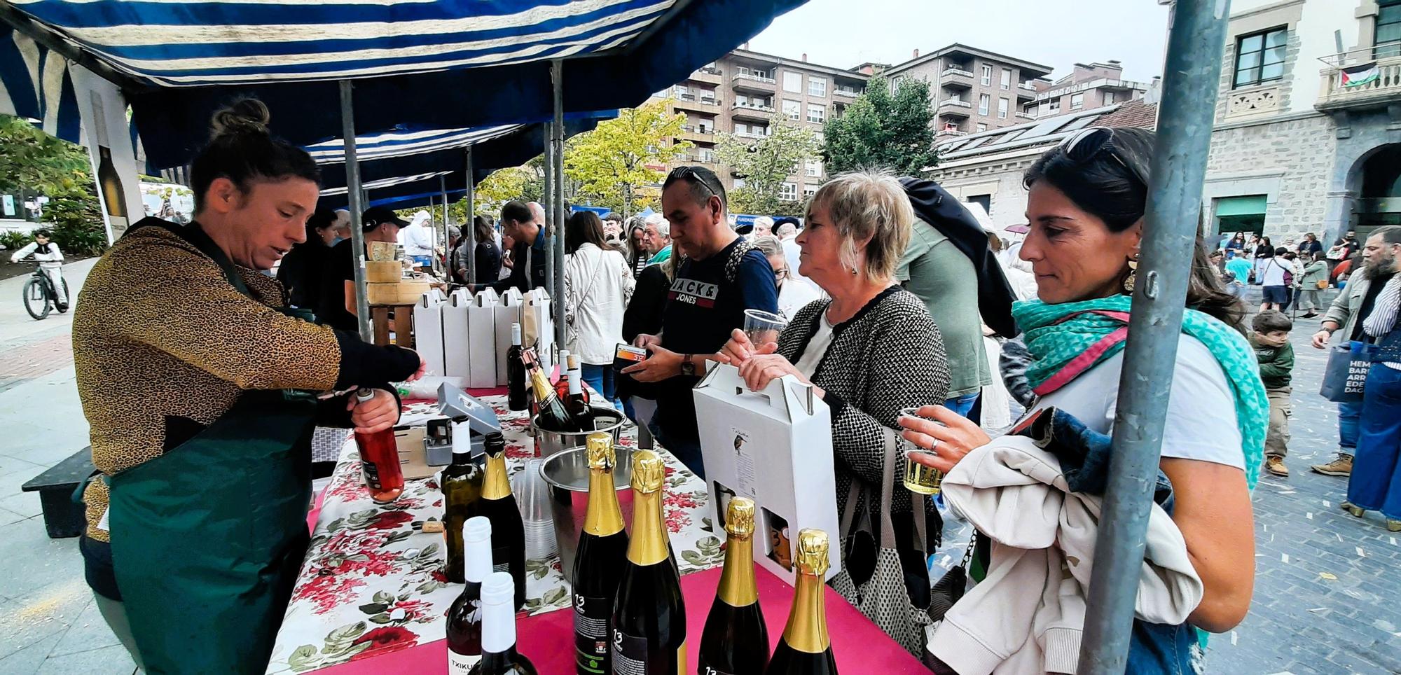 Stand de Txakoli junto a las queserías en la plaza Juan Urrutia