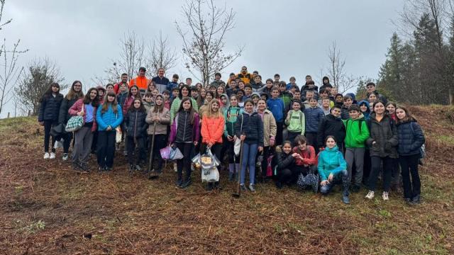 Escolares de Elgoibar, en la plantación que ha tenido como escenario al barrio rural de Idotorbe-San Pedro.