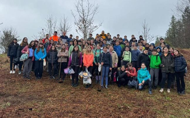Escolares de Elgoibar, en la plantación que ha tenido como escenario al barrio rural de Idotorbe-San Pedro.
