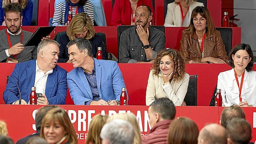 Pedro Sánchez conversa con Santos Cerdán, junto a una sonriente María Jesús Montero y el resto de dirigentes, ayer en el Comité Federal del PSOE. | FOTO: EUROPA PRESS