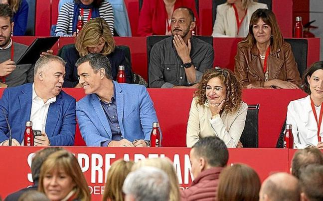 Pedro Sánchez conversa con Santos Cerdán, junto a una sonriente María Jesús Montero y el resto de dirigentes, ayer en el Comité Federal del PSOE. | FOTO: EUROPA PRESS