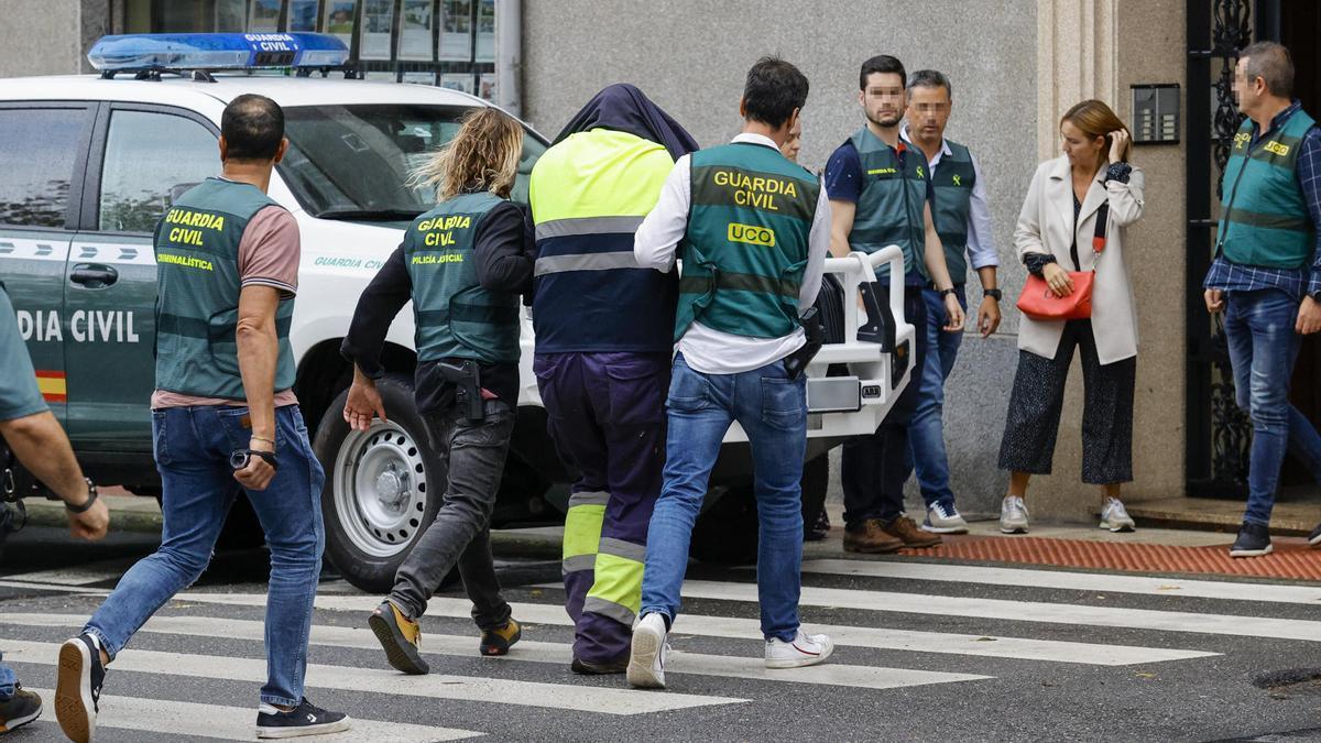 El detenido por el crimen de Elisa Abruñedo acompañado por agentes de la Guardia Civil.