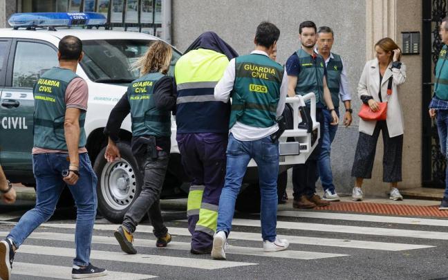 El detenido por el crimen de Elisa Abruñedo acompañado por agentes de la Guardia Civil.