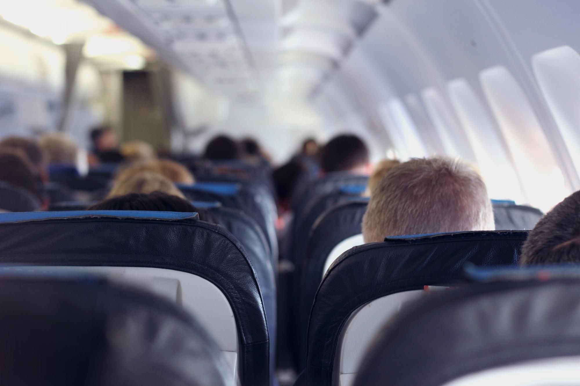 Pasajeros sentados en el interior de un avión.