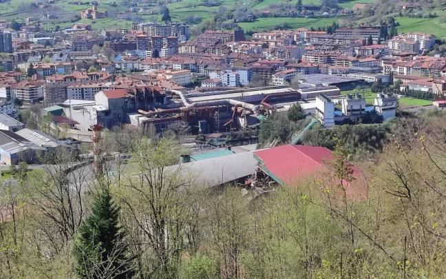 La planta de Corrugados se asienta en pleno casco urbano de Azpeitia.
