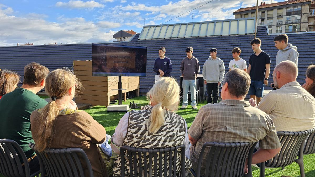 Alumnos de Zumaiena explicando el proyecto de Ekolaborategia a los profesores de University College South Denmark.