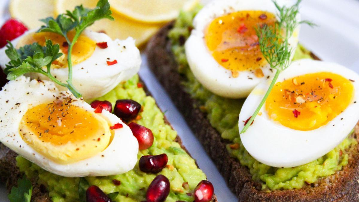 Tostadas de aguacate con huevo cocido