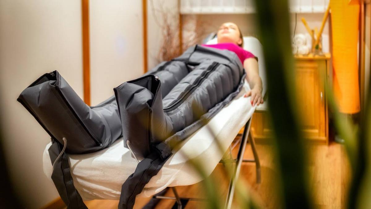 Una mujer con pantalones de presoterapia