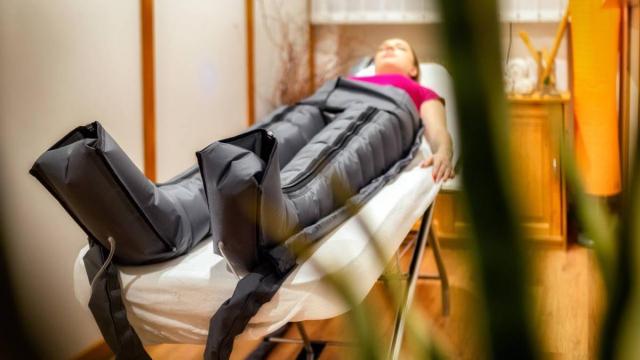 Una mujer con pantalones de presoterapia