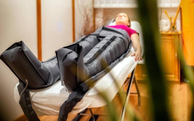 Una mujer con pantalones de presoterapia