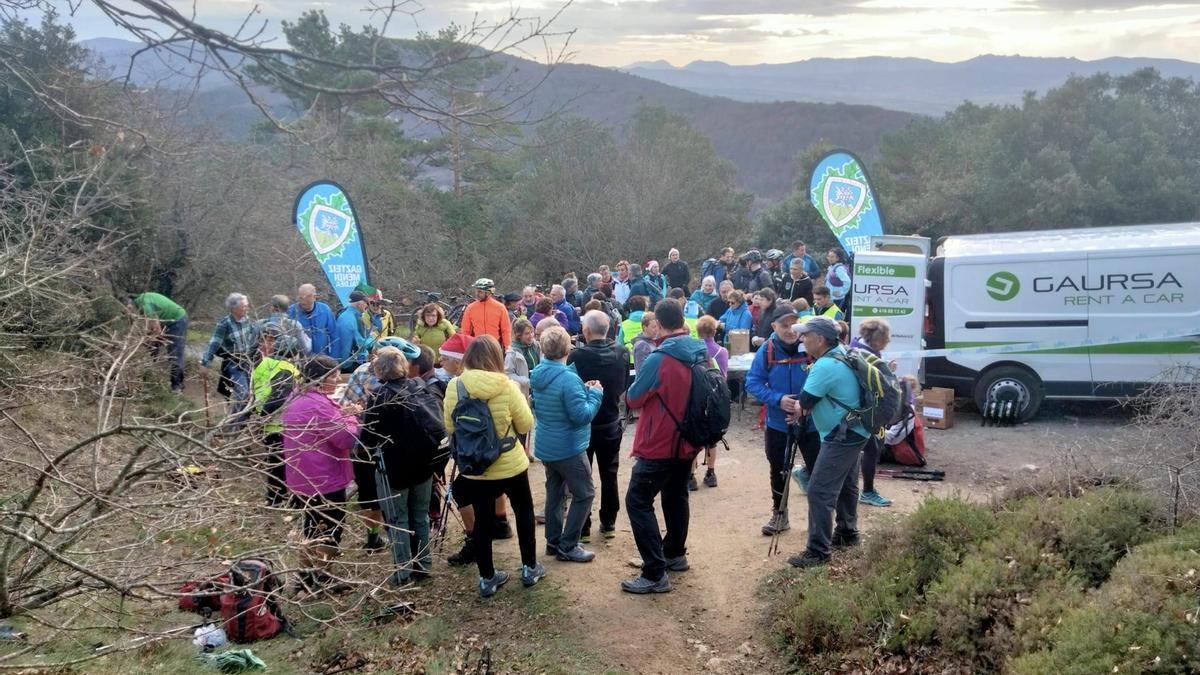 Mendizales del Club de Montaña Gasteiz en la tradicional subida del 1 de enero al Zaldiaran