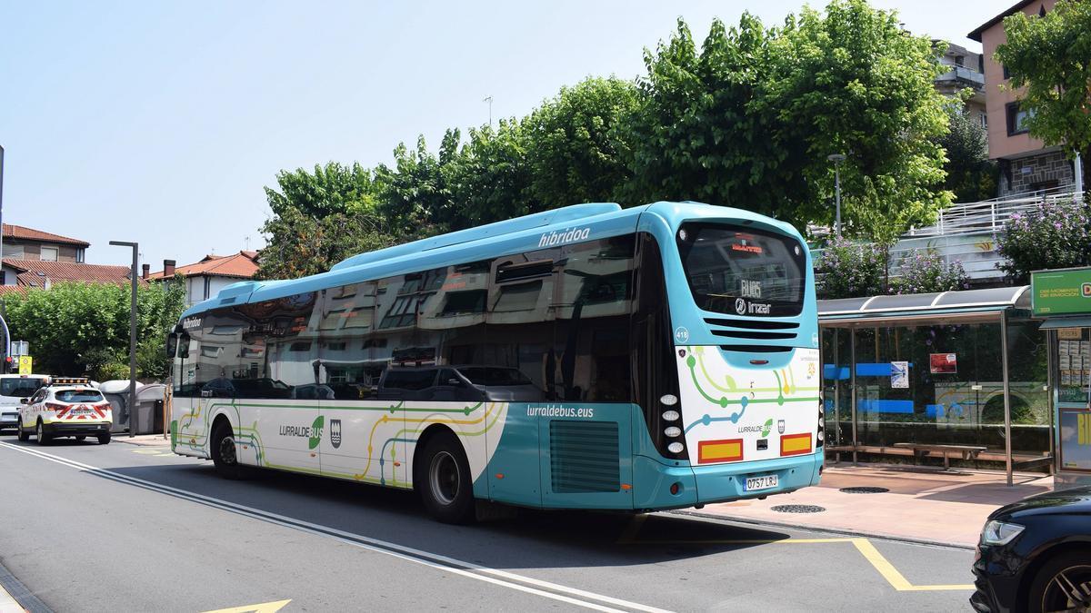 Un autobús de la línea BU05, en Astigarraga.