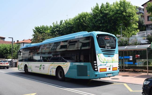 Un autobús de la línea BU05, en Astigarraga.