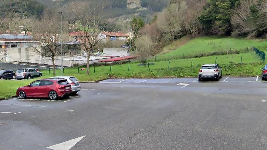 Se situará en la parcela municipal contigua al aparcamiento trasero del cementerio de Xemein