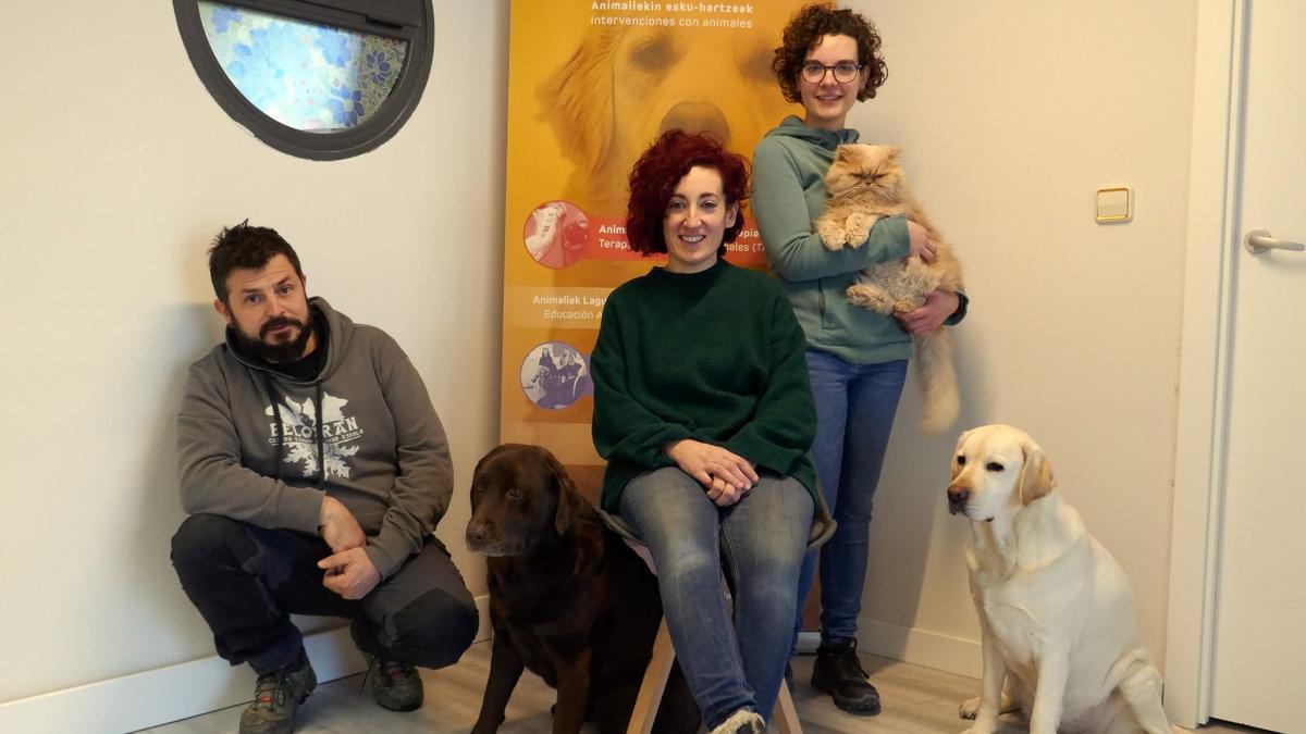 Josu Méndez, Josune Azpiroz y Nerea Gilabert, en su nueva sede con los perros ‘Ivonne’ y ‘Lúa’ así como el gato ‘Txikilin’.