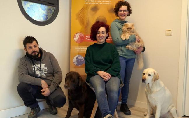 Josu Méndez, Josune Azpiroz y Nerea Gilabert, en su nueva sede con los perros ‘Ivonne’ y ‘Lúa’ así como el gato ‘Txikilin’.