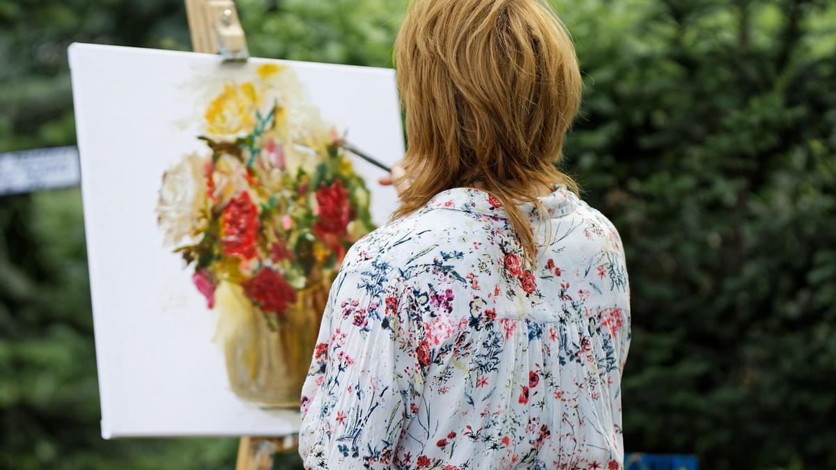 Una mujer pintando al aire libre, ajena al concurso de Beasain.