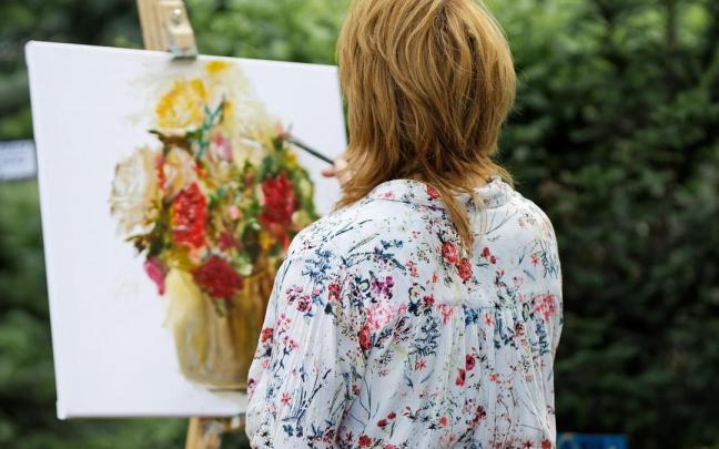 Una mujer pintando al aire libre, ajena al concurso de Beasain.
