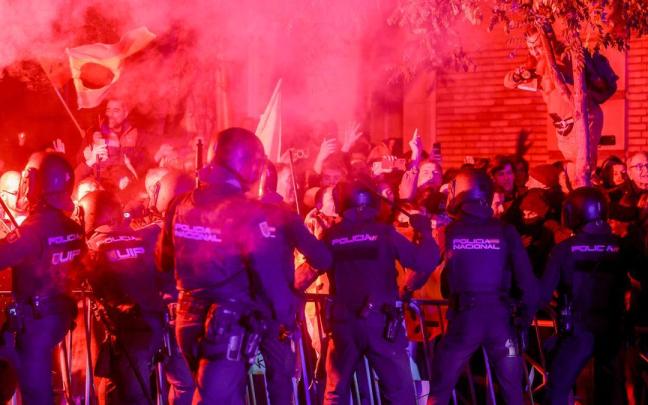 Las concentraciones ante Ferraz se suceden desde hace 12 noches. Las concentraciones ante Ferraz se suceden desde hace 12 noches.