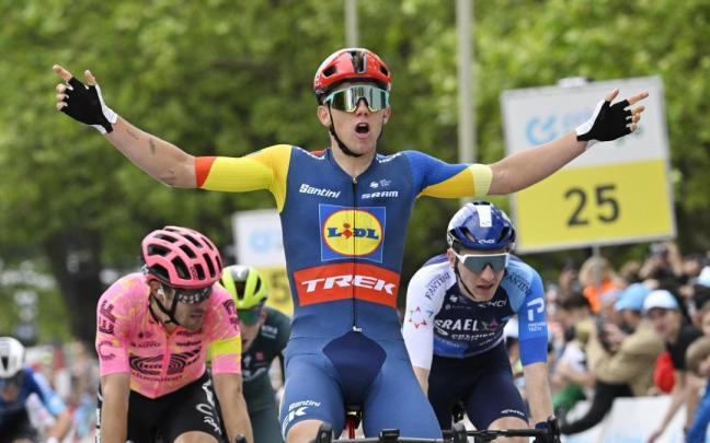 Thibau Nys vence con contundencia la tercera etapa del Tour de Suiza.