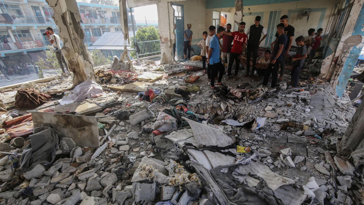 Responsables de la UNRWA inspeccionan los daños ocasionados por el bombardeo israelí.