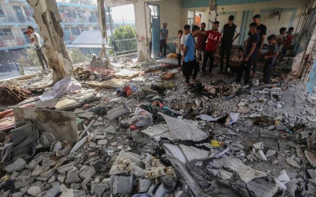 Responsables de la UNRWA inspeccionan los daños ocasionados por el bombardeo israelí.