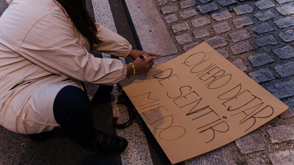 Una mujer pinta un cartel durante la manifestación convocada por el Movimiento Feminista de Madrid.