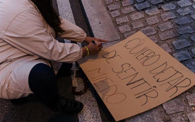 Una mujer pinta un cartel durante la manifestación convocada por el Movimiento Feminista de Madrid.