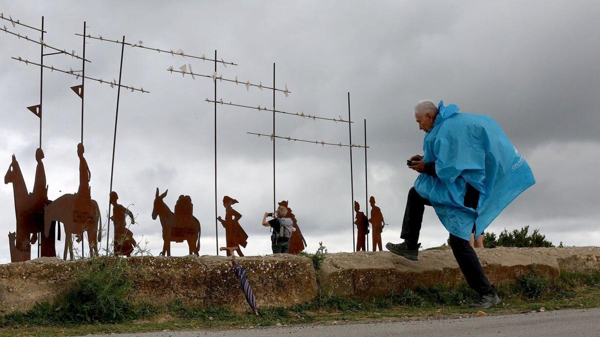 Frío y lluvia: el mal tiempo sorprende a los peregrinos a su paso por Navarra