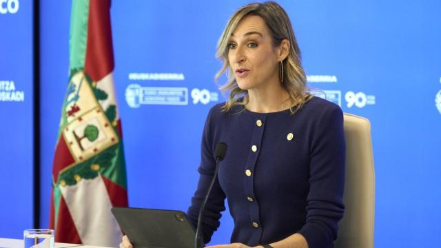 La portavoz del Gobierno Vasco, María Ubarretxena, durante la lectura de la declaración institucional