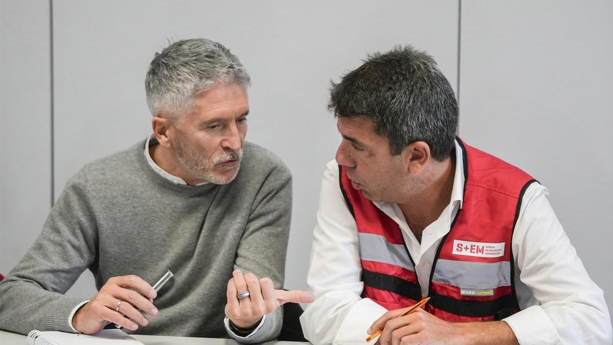 El ministro de Interior, Fernando Grande-Marlaska, y el 'president' de la Generalitat, Carlos Mazón, durante la reunión del CECOPI por la DANA en la Comunitat Valenciana