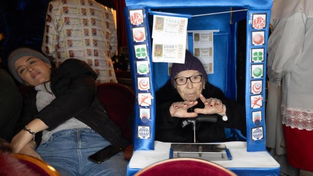 La abuela Manoli es una habitual en el sorteo de Navidad. Este año sufrió un percance debido a su aparatoso disfraz. Foto: E. Press