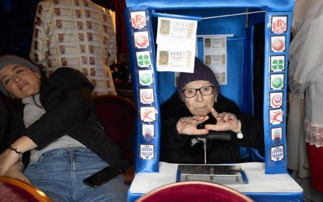 La abuela Manoli es una habitual en el sorteo de Navidad. Este año sufrió un percance debido a su aparatoso disfraz. Foto: E. Press