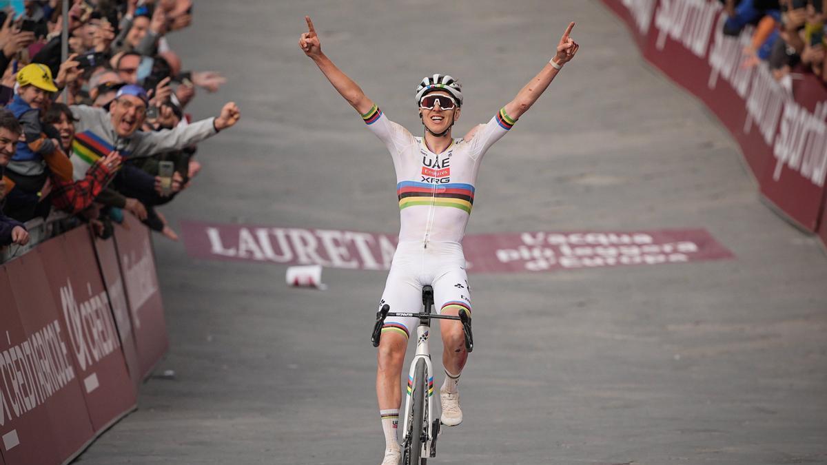 Pogacar festeja su tercera victoria en la clásica.