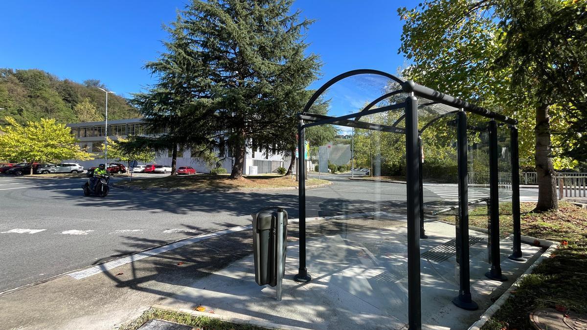 Nueva parada de autobús en el polígono industrial Joxe Mari Korta, Zumaia.