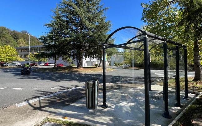 Nueva parada de autobús en el polígono industrial Joxe Mari Korta, Zumaia.