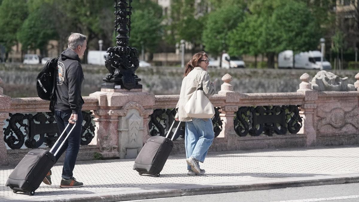 Dos personas, con maletas, en Donostia / Ruben Plaza
