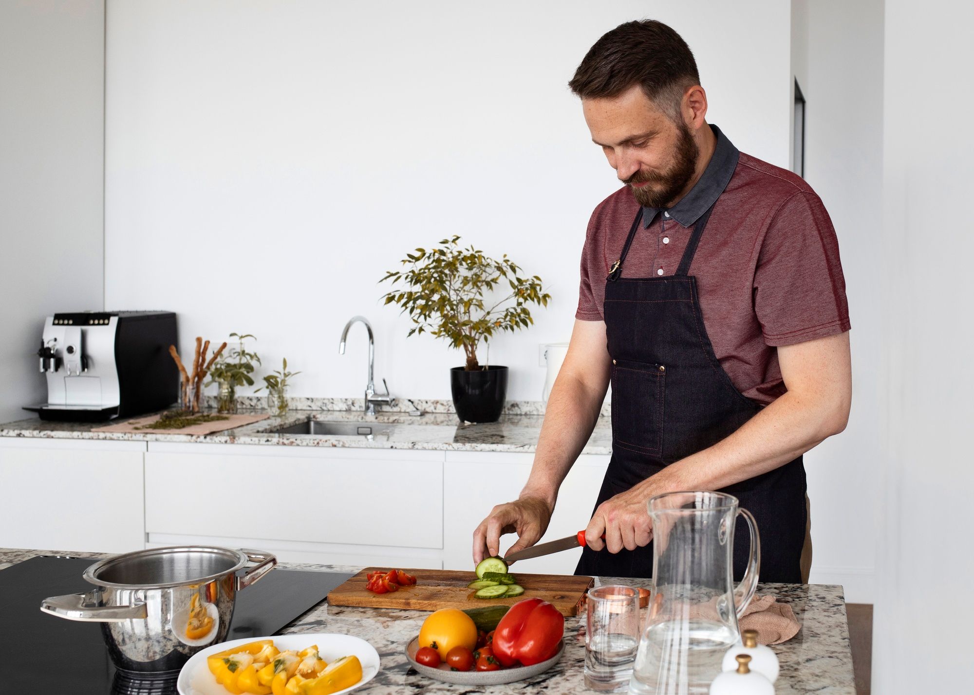 Un hombre se relaja mientras cocina.