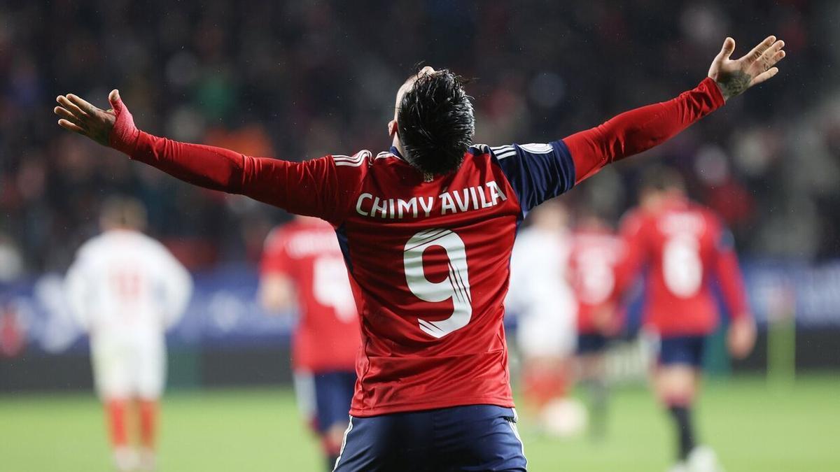 Chimy Ávila celebra un gol en El Sadar.