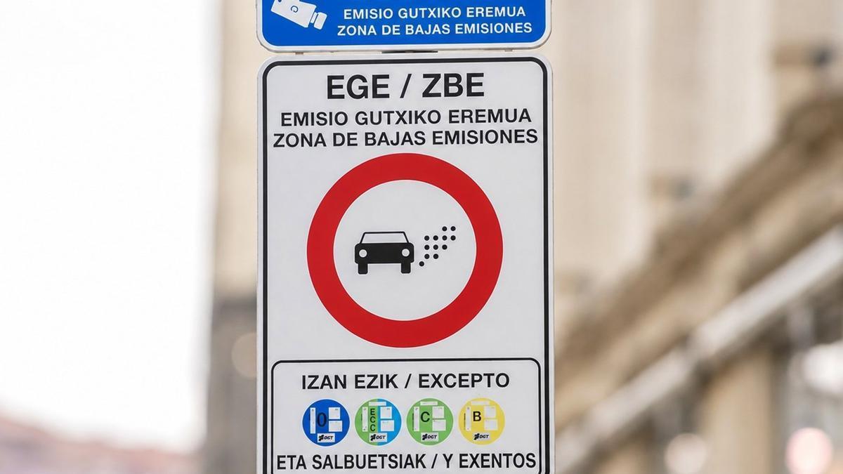 Saltoki, profesional eta zerbitzuentzako salbuespenak asteartean amaituko dira Gasteizko emisio gutxiko eremuan.