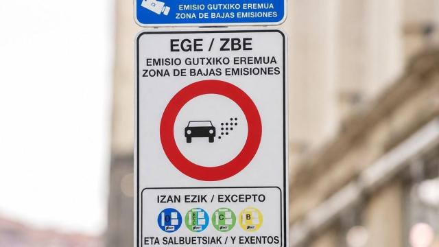 Saltoki, profesional eta zerbitzuentzako salbuespenak asteartean amaituko dira Gasteizko emisio gutxiko eremuan.