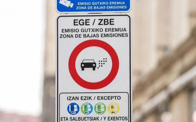 Saltoki, profesional eta zerbitzuentzako salbuespenak asteartean amaituko dira Gasteizko emisio gutxiko eremuan.