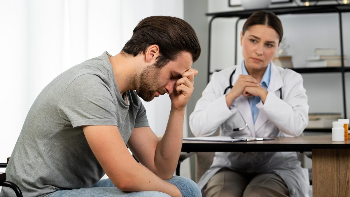 Un hombre con síntomas de depresión en consulta.
