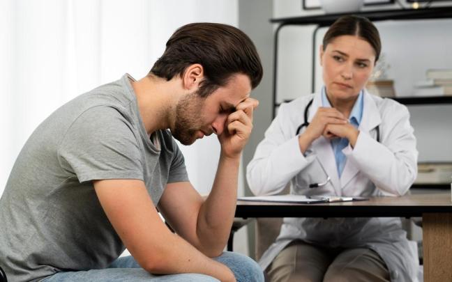 Un hombre con síntomas de depresión en consulta.