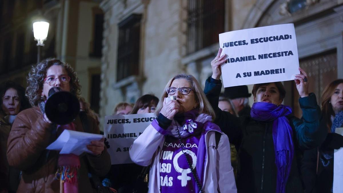 Una concentración en apoyo a Juana Rivas ante el TSJA en Granada.