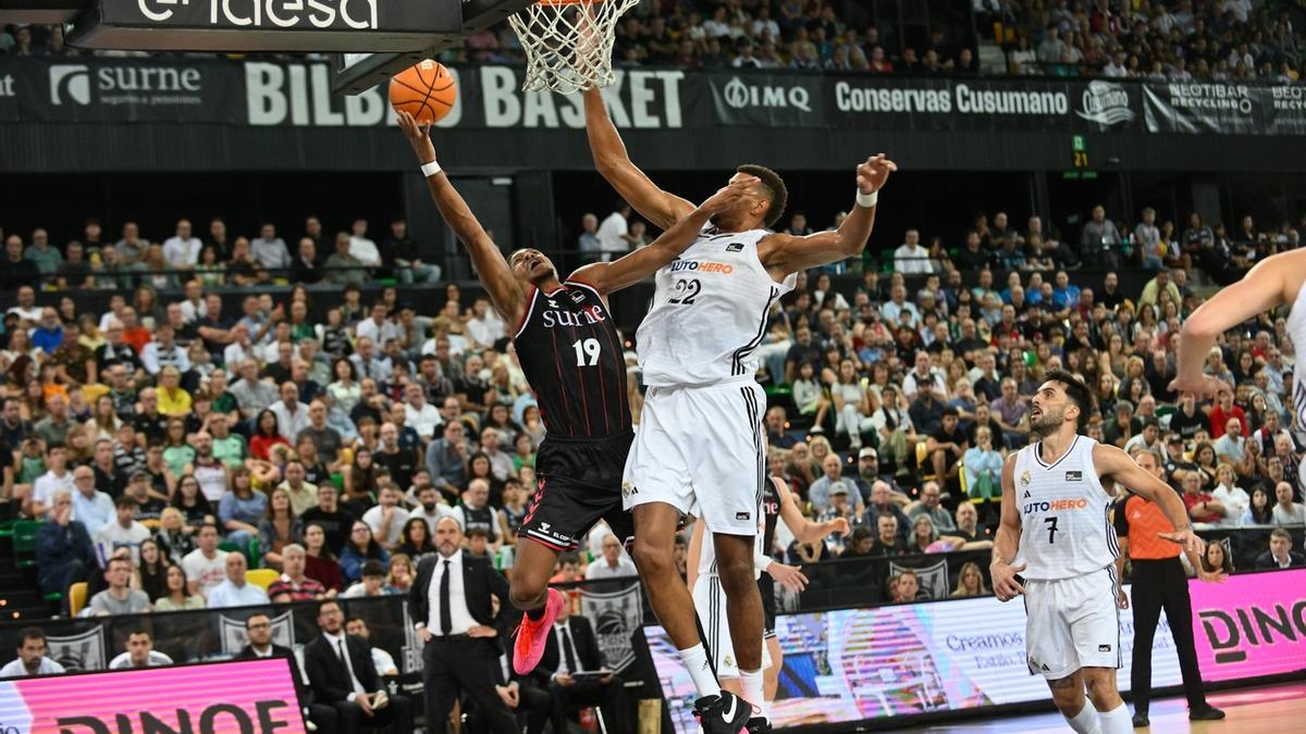 Melwin Pantzar penetra a canasta ante Tavares. OSKAR GONZÁLEZ