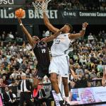 Melwin Pantzar penetra a canasta ante Tavares. OSKAR GONZÁLEZ