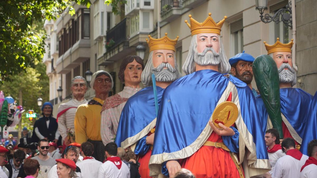 Los gigantes y cabezudos caminan por Vitoria Alex Larretxi