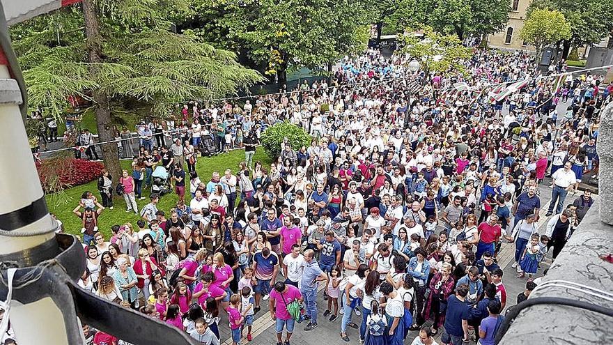 La explanada del Ayuntamiento y la plaza Lauaxeta acogerán mañana el pregón y el txupin. | FOTO: E. Z.